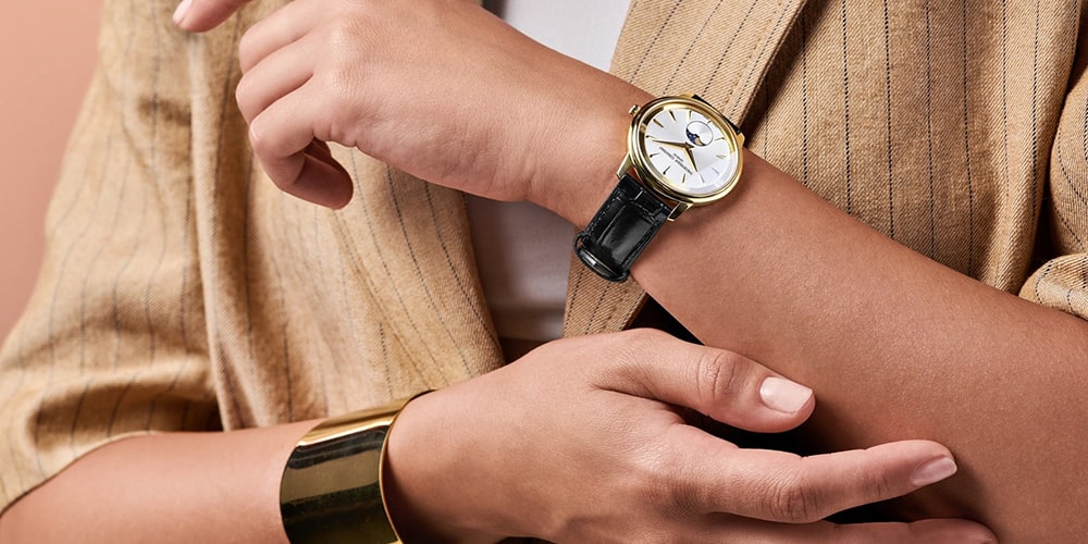 frederique-constant-moneta-moonphase-damska-ruka